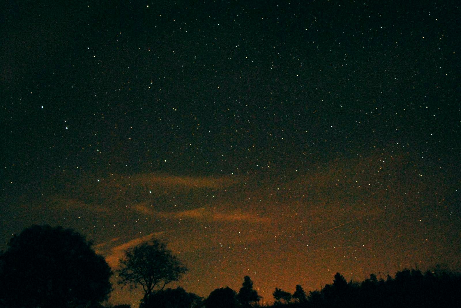 Astrofotografie und sichtbare Lichtverschmutzung der umliegenden Orte im Sternenpark Rhön rund um den Heidelstein